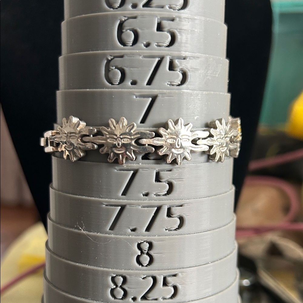 Silver sun all around bracelet. 7.25”.